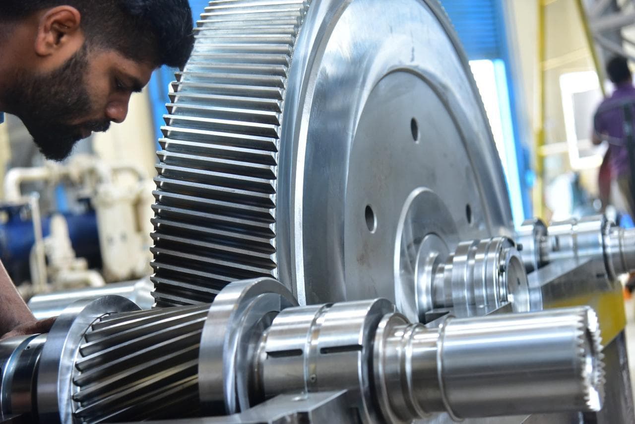 Gearwheel shaft and pinion set up for inspection